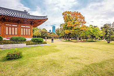 二次元美女露胸漏尿口APP,手游新宠：奇幻二次元冒险，美女大揭秘！-1