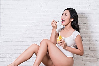 丰满女人与藏獒作爱：丰满女与藏獒亲密接触引争议-2